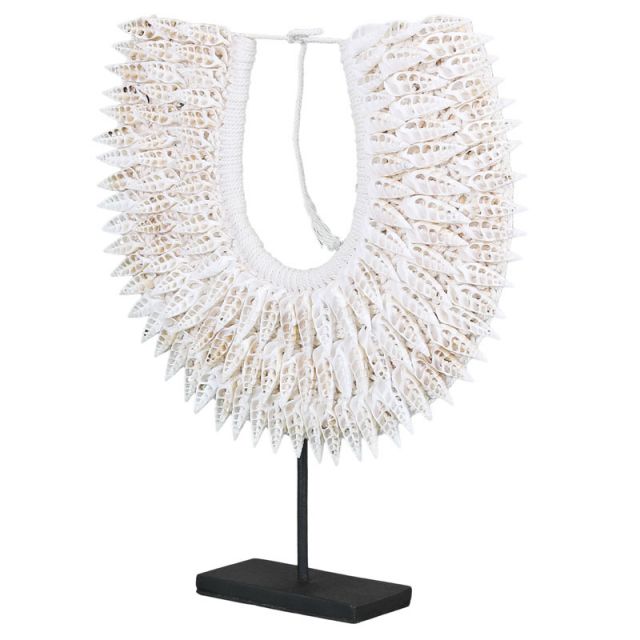 Collier de coquillages décoratifs sur support
